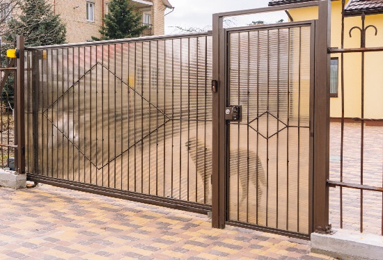 Купить ворота из профлиста с элементами ковки, с металлическими столбами в рамке или под дерево в Протвино от 156811 руб